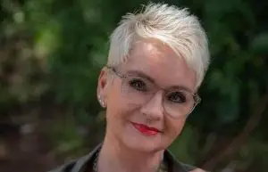 Short hairstyle in white for a woman over 50 years old